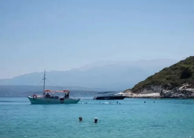 Bateaux dans une baie en Grèce.