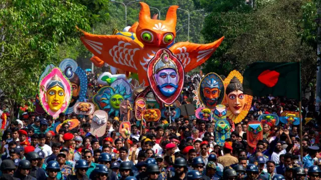 মঙ্গল শোভাযাত্রার আয়োজন করে ঢাকা বিশ্ববিদ্যালয়ের চারুকলা অনুষদ