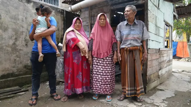 Syamsuddin, bekas asisten masinis kereta api di Sigli, Aceh, dan keluarganya.