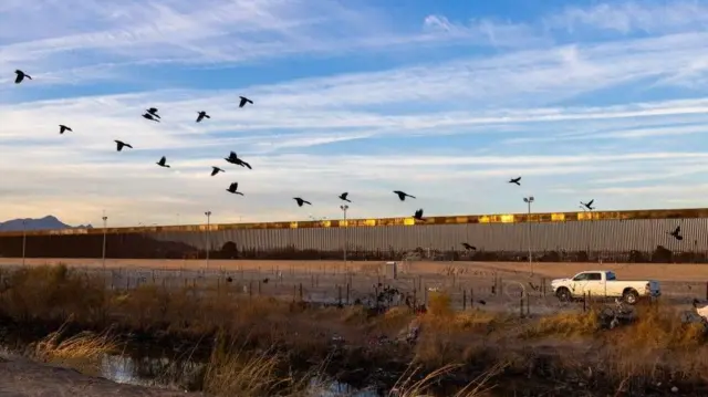 سياج فاصل بين الولايات المتحدة والمكسيك