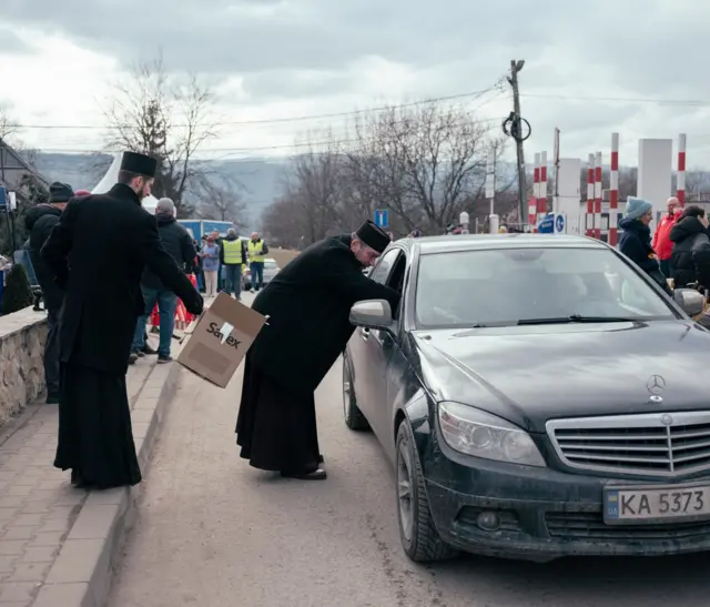 Izbeglicama pomažu i predstavnici lokalnih verskih zajednica.