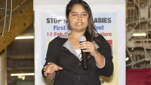 குழந்தை பெற்றுக்கொள்ளாமல் இருக்க கூட்டம் போட்டு விவாதிக்கும் தம்பதிகள்