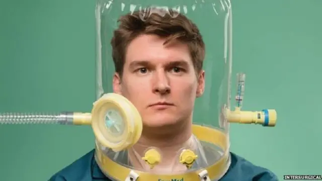 شخص يرتدي شفاط أكسجين