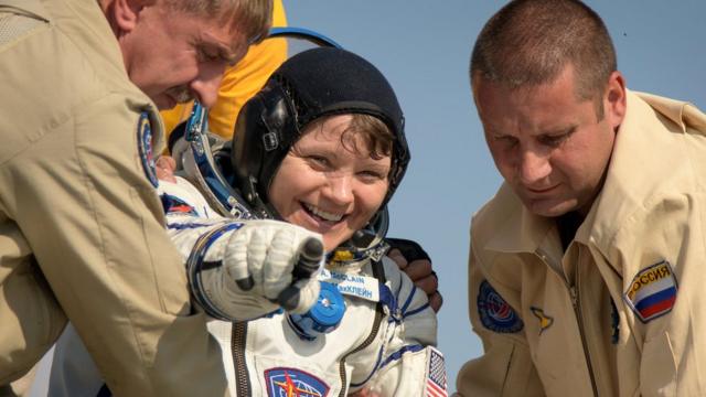 安妮·麦克莱恩（Anne McClain）从太空站返回地球