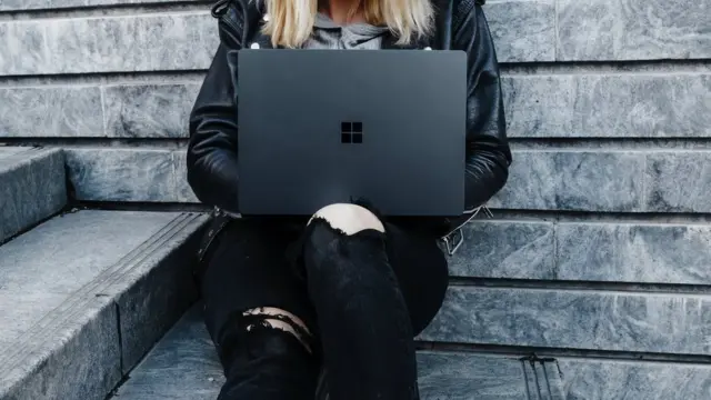 Дівчина з ноутбуком