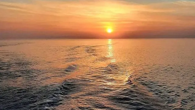 ரம் தீவில் சூரியன் உதிக்கும் படம்