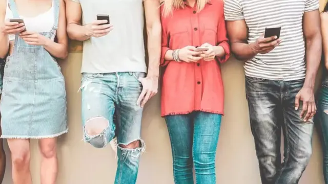 Jóvenes con sus celulares