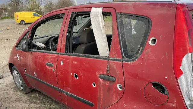 Carro com bandeira branca e buracosjogos do sportingbetbala