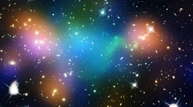 ภาพเชิงซ้อนแสดงองค์ประกอบของใจกลางกระจุกกาแล็กซี Abell 52 บริเวณสีฟ้าคือสสารมืดที่มีมวลอยู่มากที่สุด