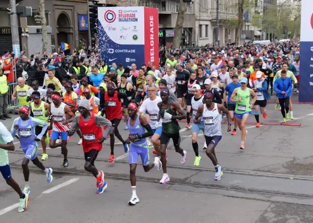 Trkači na početku trke