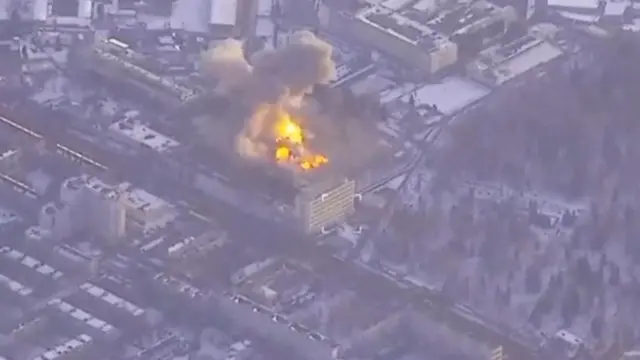 Огонь и столб дыма над зданием завода