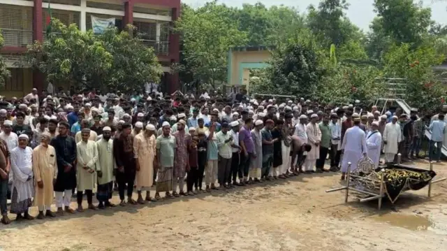 এই দুর্ঘটনায় নিহত অনেকের জানাজা ও দাফন সম্পন্ন হয়েছে 