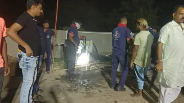 ડભોઈમાં સેપ્ટિક ટૅન્ક પાસે બચાવ કામગિરી