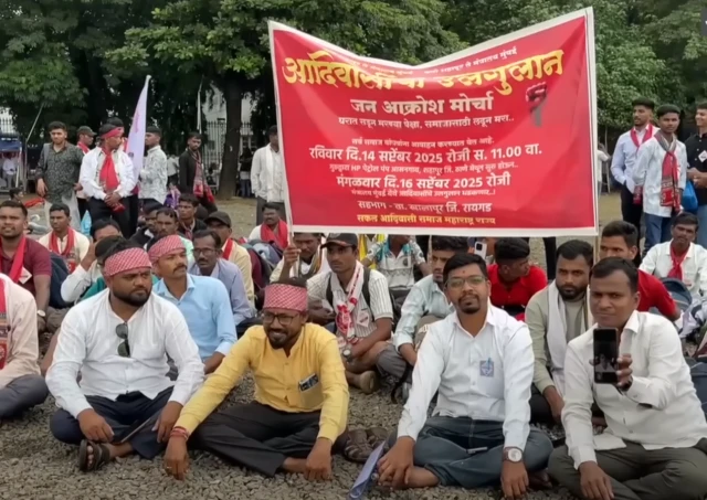 आदिवासी समाजाच्या आरक्षणात कुणालाही येऊ देणार नाही, असं म्हणत आदिवासींनीही मुंबईच्या आझाद मैदानामध्ये काही दिवसांपूर्वी आंदोलन केलंय.