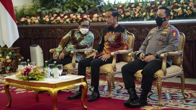 Presiden Joko Widodo (tengah) berbincang dengan Menko Polhukam Mahfud MD (kiri) dan Kapolri Jenderal Pol Listyo Sigit Prabowo sebelum menyampaikan pengarahan di Istana Negara, Jakarta, Jumat (14/10/2022). 