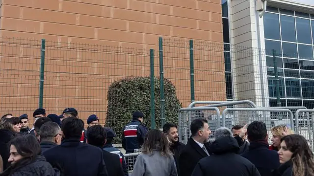 Avukatlar, 9 Mart 2026'da İstanbul, Türkiye'deki Silivri Marmara Cezaevi ve Adliye Kompleksi önünde bekliyor. 