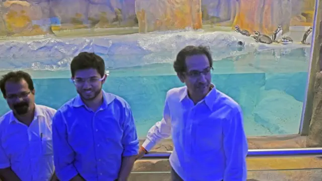 पेंग्विन कक्ष उद्धाटनप्रसंगी उद्धव ठाकरे यांच्यासोबत आदित्य ठाकरे