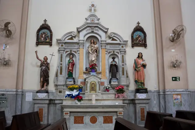 Esculturas de santos em igreja católica