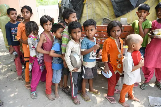 ग़रीबी के चंगुल में बच्चे