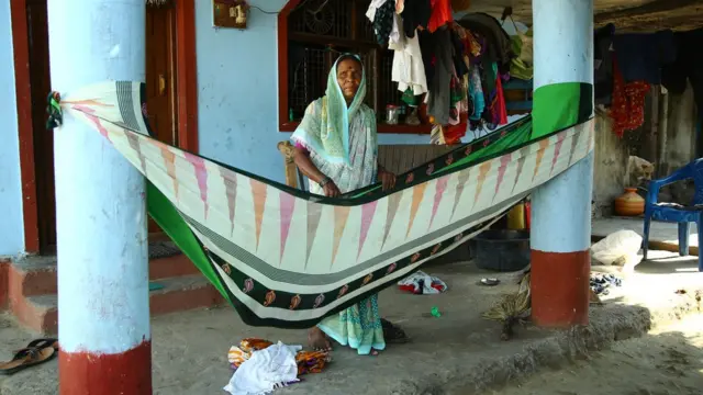 జోల పాడుతున్న మహిళ