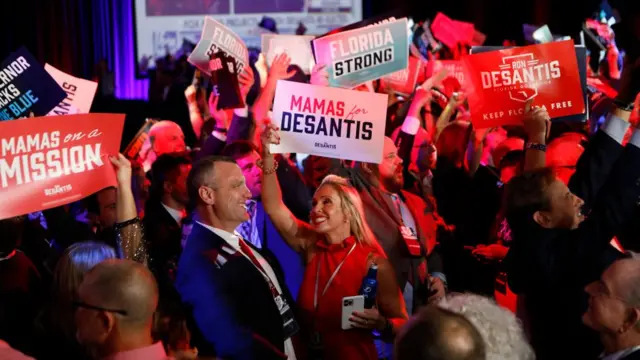 Mujer con un cartel a favor de DeSantis.