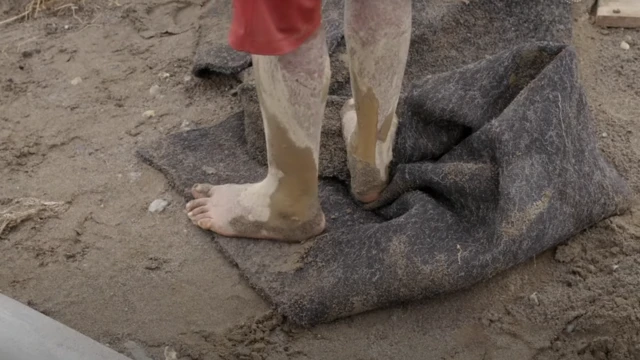 Les pieds boueux d'un mineur détenu.