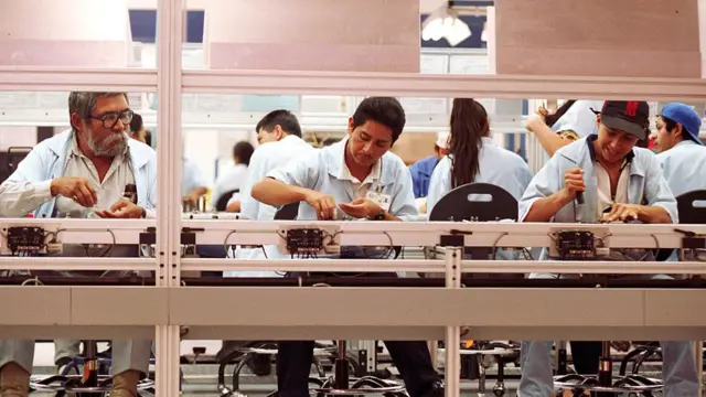 Trabajadores de una maquiladora en México