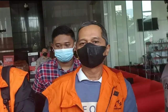 Rektor Universitas Lampung Karomani saat hendak dibawa ke Rutan KPK setelah ditetapkan sebagai tersangka suap, Minggu (21/08/2022).