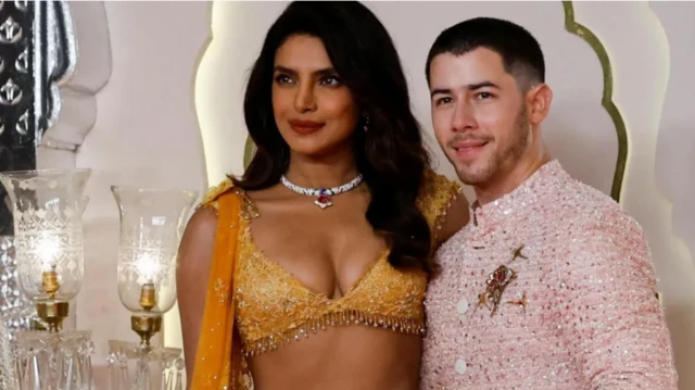 பிரியங்கா சோப்ரா மற்றும் அவரது கணவர் நிக் ஜோனாஸ்.