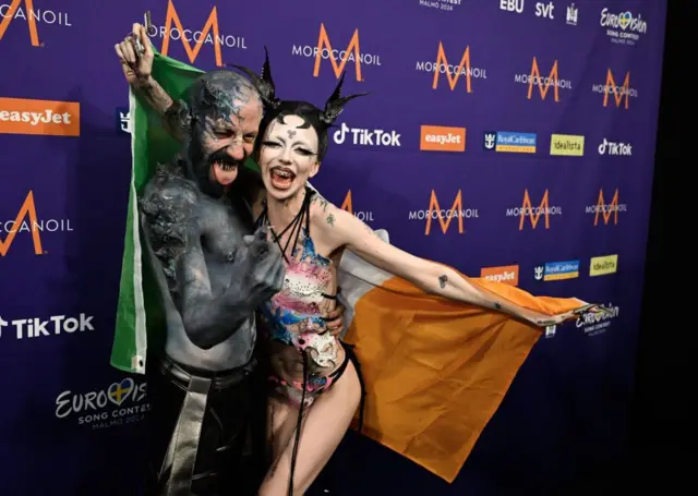 Bambie Thug позує перед пресконференцією 