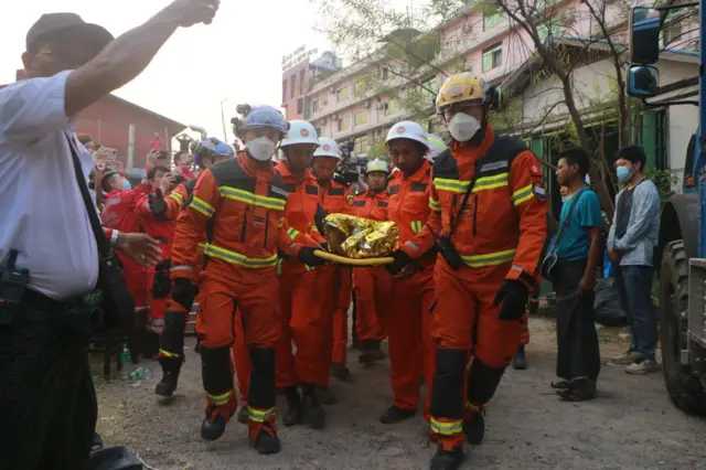ဧပြီ ၂ ရက်၊မန္တလေး Golden Country ဟိုတယ်အောက်ကနေ ကယ်ဆယ်ရေးအဖွဲ့တွေ ကယ်ထုတ်လာတဲ့ ဦးစန်းလွင်