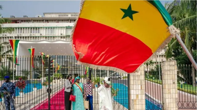 Nan kuma a Dakar ne babban birnin Senegal, inda ake daukar wata yar majalisa hoto gabanin zaman farko da majalisar za ta yi tun bayan hutun da ta tafi, bayan an kammala zaben yan majalisar a watan Yuli.