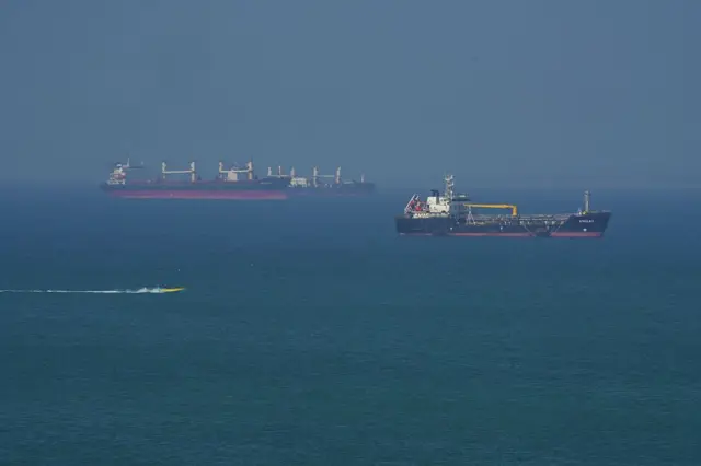 Navio-tanque de petróleo navega pelo mar em 28 de abril de 2026, na Ilha de Qeshm, no Irã, no Estreito de Ormuz