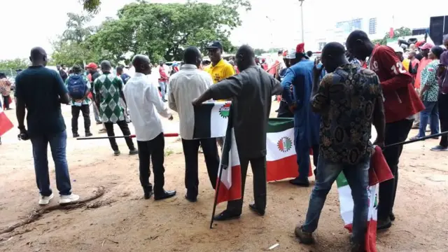 Ndị NLC gbakọtara na Unity Fountain na-eme 