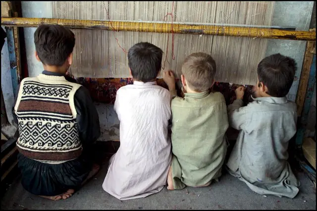 بسیاری از کودکان در خانه‌های خود نیز به کارهای شاقه مانند قالی‌بافی میپردازند