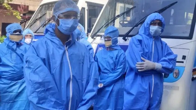 પી.પી.ઈ. કિટ સાથે એ.એમ.સીનો સ્ટાફ