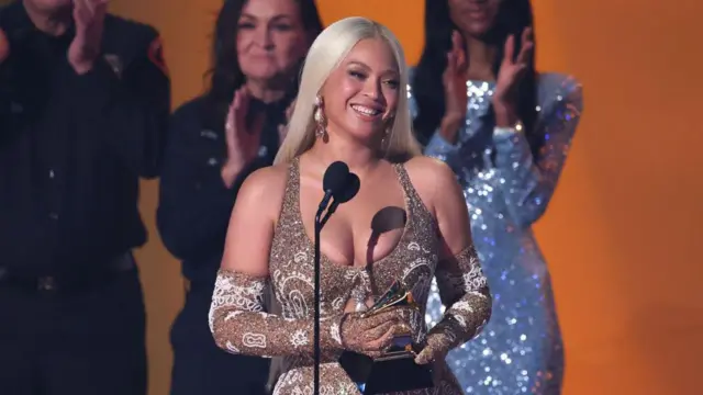 beyoncé recibiendo el premio a mejor álbum del año