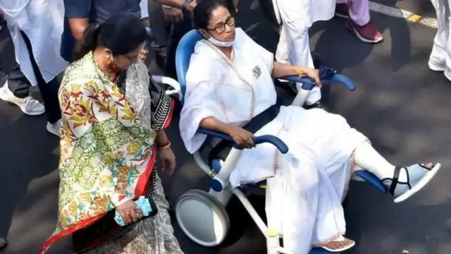 వీల్ చెయిర్‌లో మమత