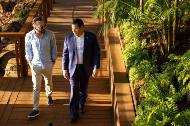 El presidente de El Salvador, Nayib Bukele, y el secretario de Estado de EE.UU., Marco Rubio, durante el encuentro que mantuvieron en la residencia privada del líder salvadoreño en el lago Coatepeque, en las afueras de San Salvador, El Salvador, el 3 de febrero de 2025.