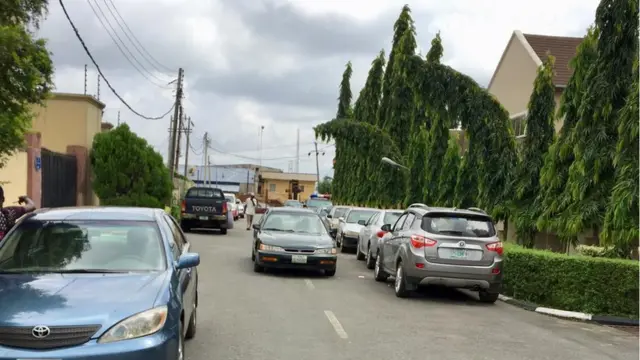 Adugbo Oloye ati ẹniu iloro ile rẹ