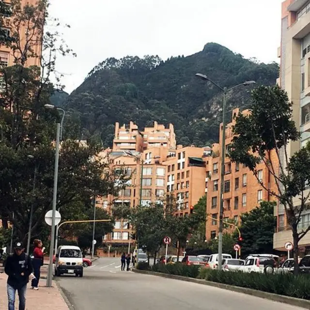 Calle empinada frente a una colina en Bogotá