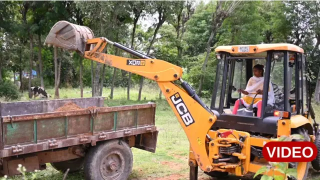 జేసీబీ నడుపుతున్న యువతి