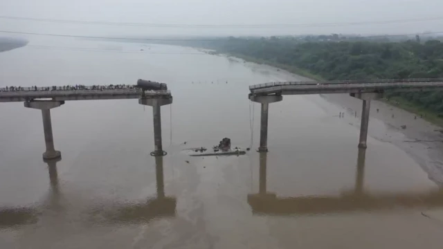 குஜராத், பாலம் விபத்து, வடோதரா, மஹிசாகர், ஆனந்த் தொகுதி, சௌராஷ்டிரா, கம்பிரா பாலம் மீட்புப் பணிகள் 