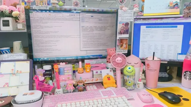 Meja kerja Lee Juhee