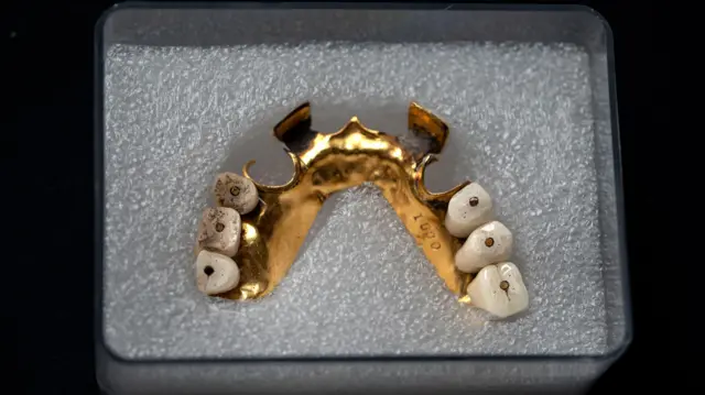 Dentaduras de ouro do século 19