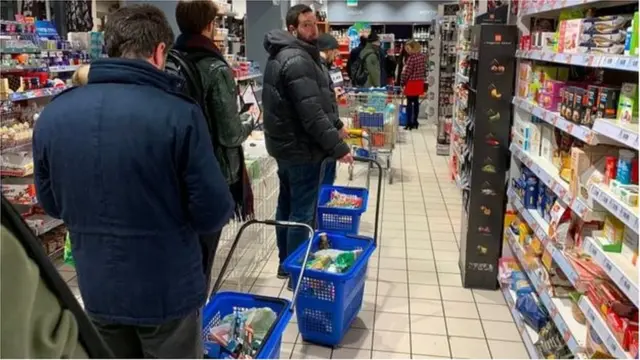 အစားအသောက်ဝယ်ဖို့ လူအများတန်းစီစောင့်ဆိုင်း