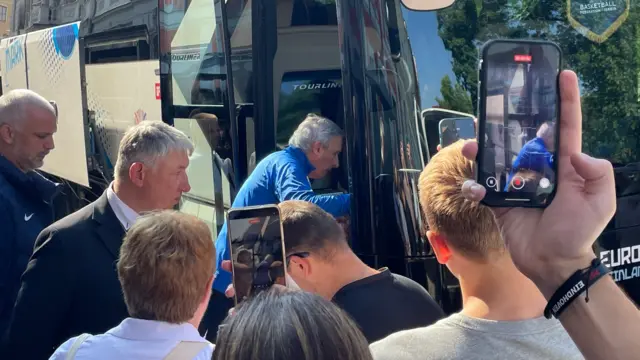 svetislav pešić ulazi u autobus za aerodrom u Rigi