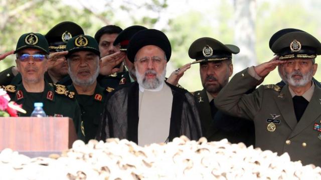 الرئيس الإيراني وسط كبار رجال الجيش