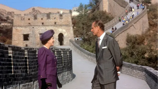 這是英國女王和愛丁堡公爵菲利普親王1986年訪華在長城上的合影