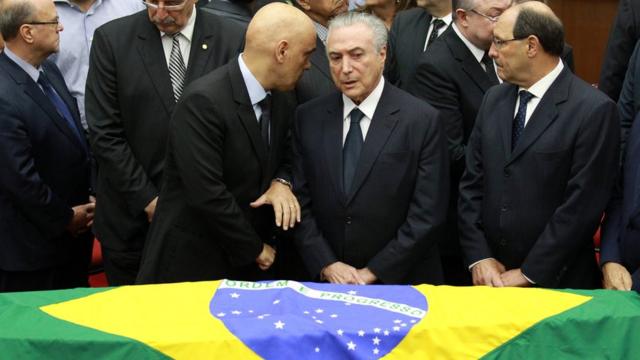 O presidente Michel Temer e o ministro da Justiça, Alexandrebet365 jogo do aviãoMoraes, no enterro do ministro do STF Teori Zavascki